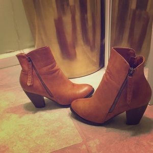 Adorable brown ankle booties!